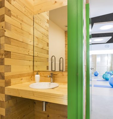 Baño en madera de abeto para reforma de centro de fisioterapia Dínamo