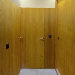 Puertas ocultas en castaño en distribuidor pasillo reforma vivienda en Mondariz